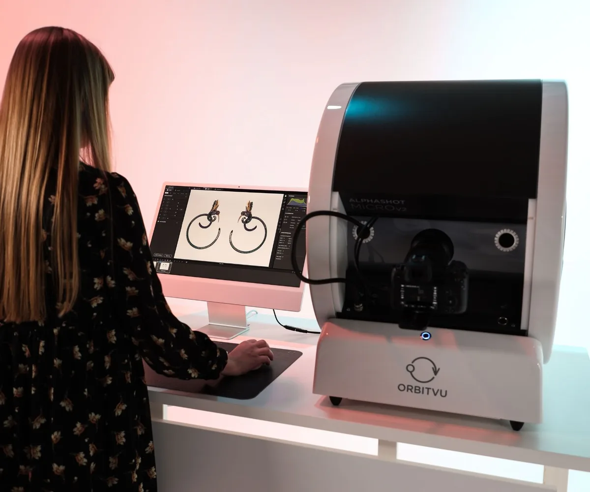 Photographer using Alphashot Micro V2 to shoot jewellery