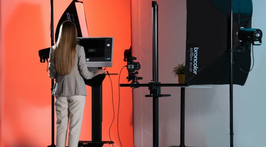 Operator using the ergonomic operator stand with Orbitvu Station