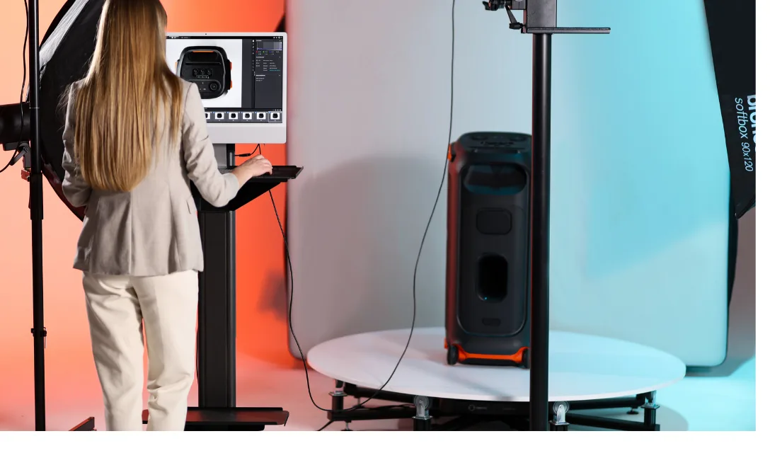 Operator reviewing a captured product image next to the Orbitvu Turntable MAXI G2