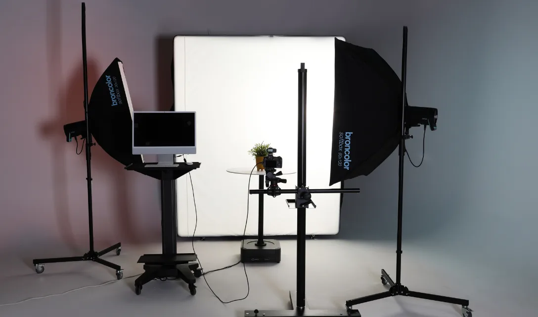 Orbitvu Turntable MIDI G2 studio setup with softbox lighting and camera rig