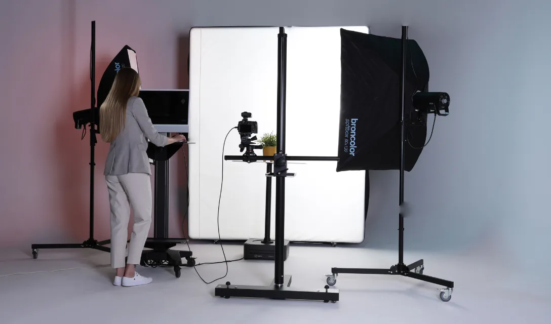 Studio setup with Orbitvu turntable, softbox lighting and camera rig